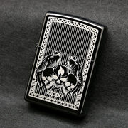 Зажигалка Zippo 28678 Winged Skulls Ebony (черный глянец, гравированный рисунок черепов с крыльями, логотип Зиппо)